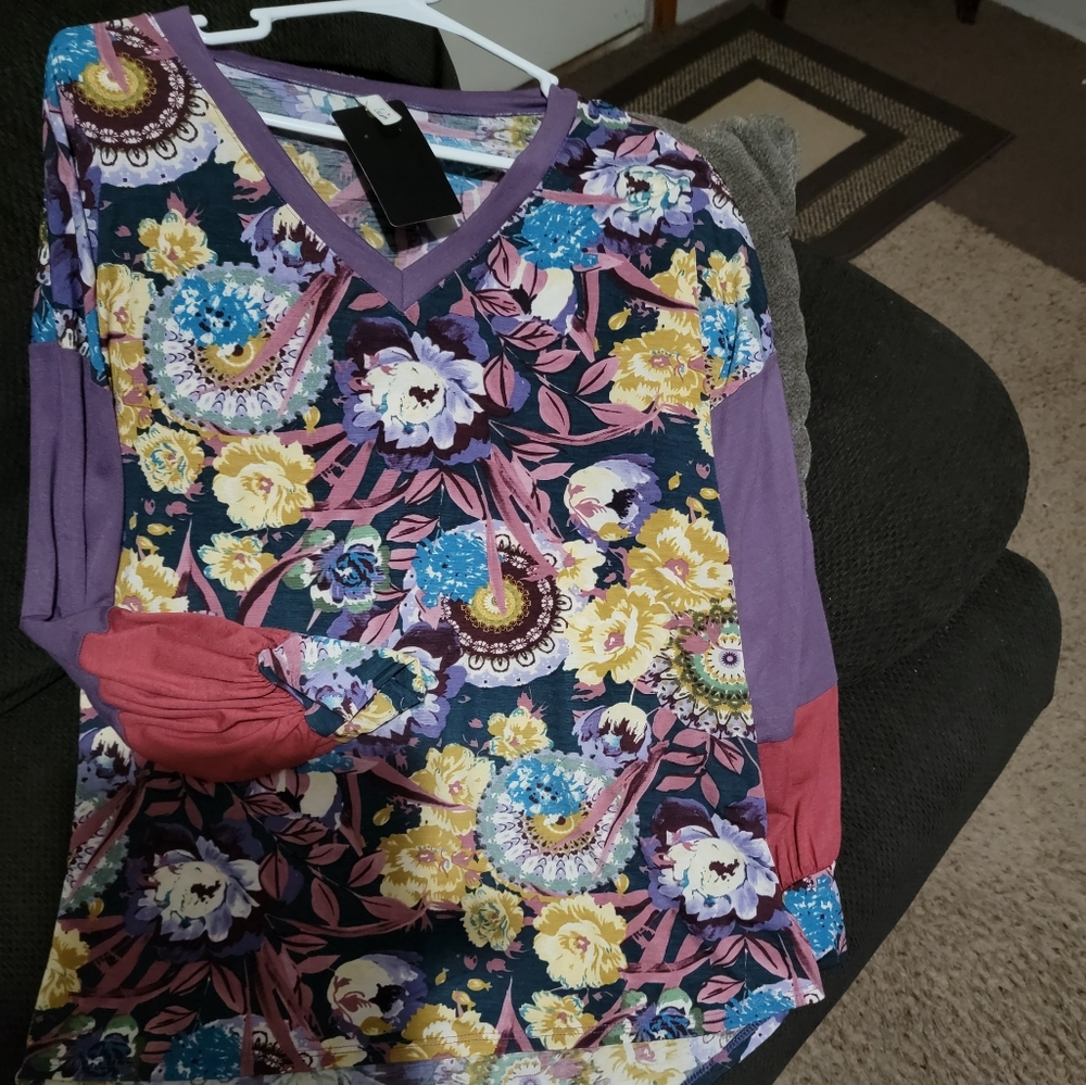 A Women's top size Med